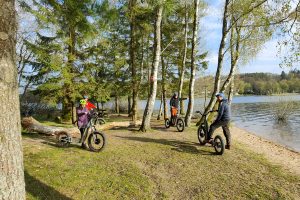 Balade accompagnée par un guide en trottinette électrique autour du lac des Settons, Morvan