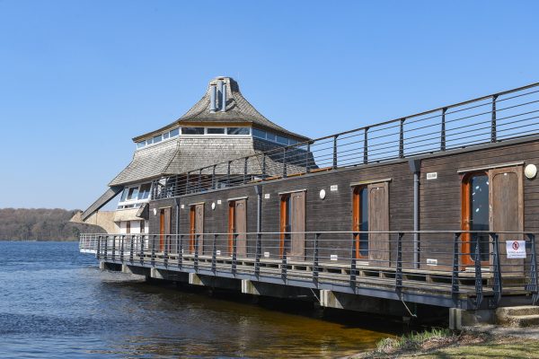 Hébergement dans une chambre cabine, au dessus du lac des Settons, Morvan