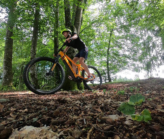 Location de vélo tout terrain à assistance électrique au lac des Settons, Morvan