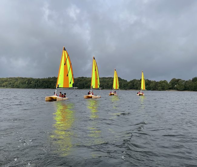 Location de bateau de découverte de la voile sur le lac des Settons, Morvan