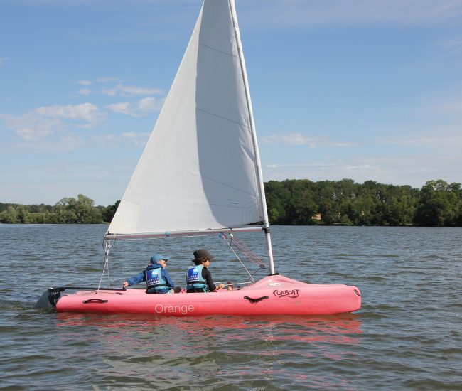 Location de bateau de découverte de la voile sur le lac des Settons, Morvan