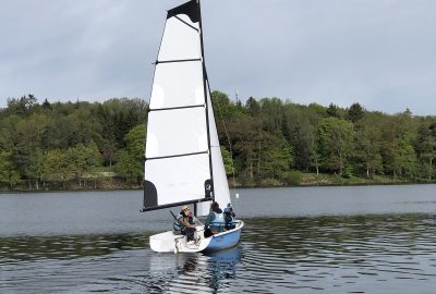 Location de voilier pour une balade sur le lac des Settons, Morvan