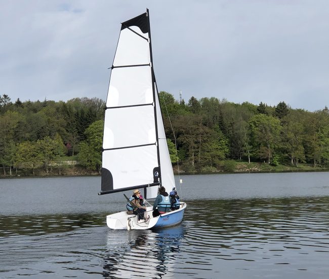 Location de voilier pour une balade sur le lac des Settons, Morvan