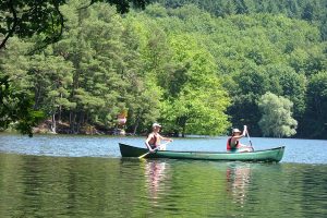 Location de canoë sur le lac des Settons, Morvan