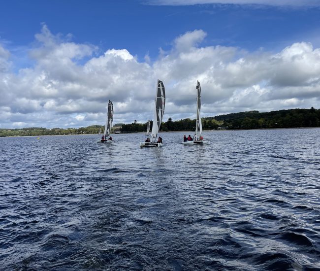Location de Catamaran sur le lac des Settons, Morvan