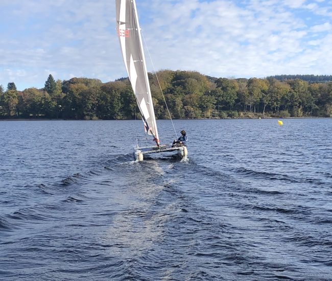 Location de Catamaran sur le lac des Settons, Morvan