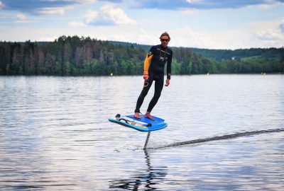 Location Efoil, surf électrique, sur le lac des Settons, Morvan