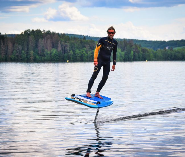 Location Efoil, surf électrique, sur le lac des Settons, Morvan