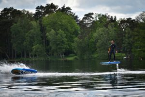 Location Efoil, surf électrique, sur le lac des Settons, Morvan