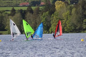 Location de planche à voile au lac des Settons, Morvan